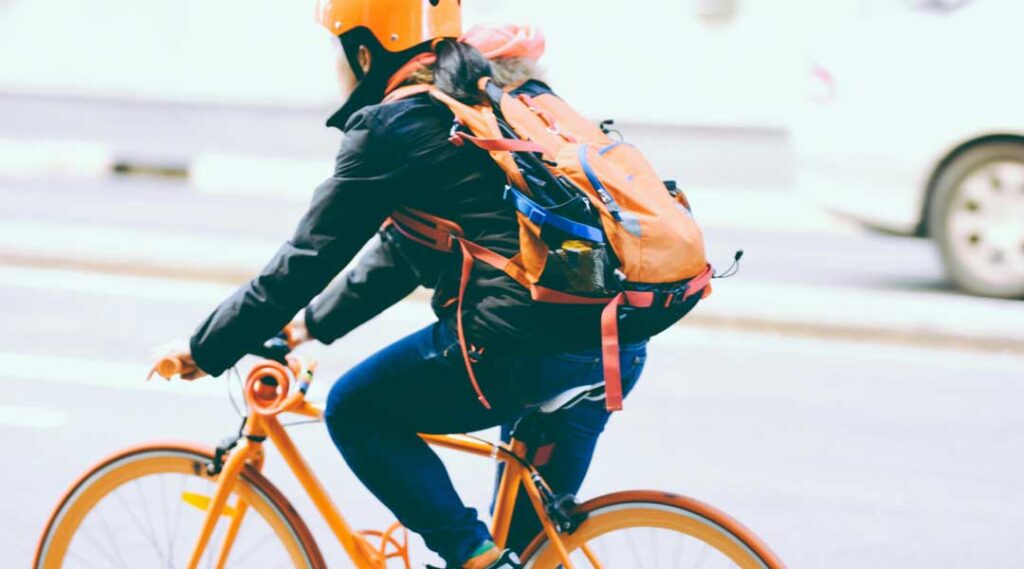 Radfahrer mit reflektierendem Rucksack