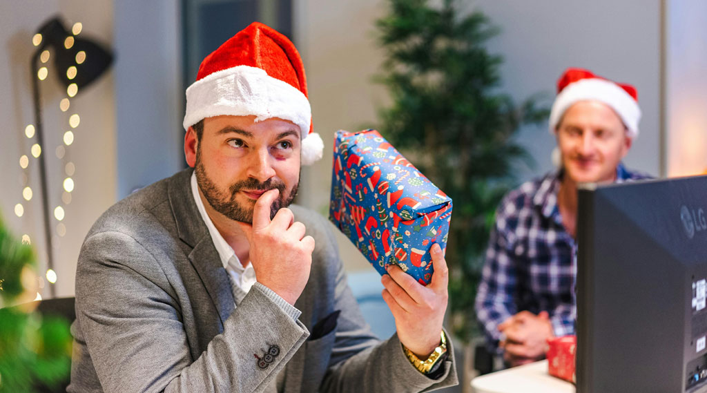 Weihnachten im Büro mit Kollegen