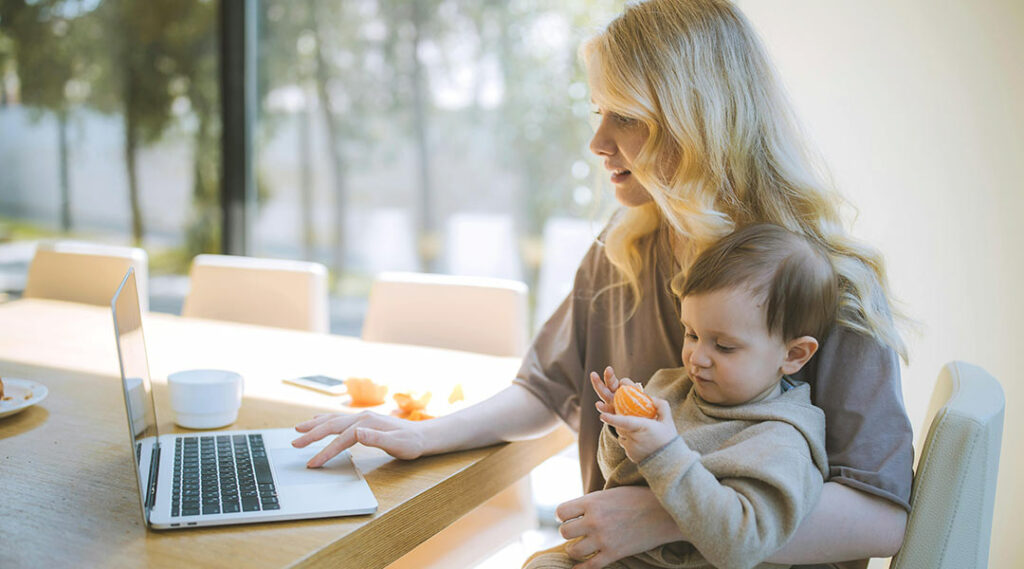 Mutter mit Kind am Arbeitsplatz