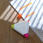 Marker in Form eines Dreiecks mit den Farben Orange, Pink und Neongrün farbe weiß Stimmungsbild