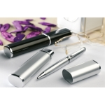 Set mit Metallkugeschreiber und Etui mit Gravur für elegantes Finish farbe silber Stimmungsbild