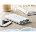 Powerbank für kabellose Aufladung mit gummiertem Finish, 8.000 mAh farbe weiß Stimmungsbild