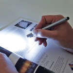 Kugelschreiber mit Laserpointer, Touchpen und LED-Licht farbe mattsilber achte Ansicht