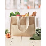 Jutetasche mit laminiertem Innenraum und Seitenfach farbe beige Stimmungsbild