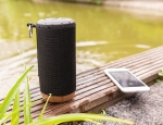 Lautsprecher aus wasserdichtem Stoff mit Korkbasis mit tollem Sound farbe schwarz Lifestyle-Bild