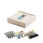 Spielsatz mit Schach, Parcheesi und Damespiel in Holzkiste mit Logo Ansicht mit Druckbereich