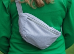 Gürteltasche aus recyceltem Canvas für Wertgegenstände farbe grau Lifestyle-Bild