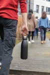 Recycelte Thermosflasche mit Griff für den einfachen Transport, 1.5 L farbe schwarz Lifestyle-Bild