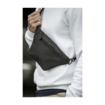 Bauchtasche aus recyceltem Material mit Riemen und Clipverschluss farbe schwarz Lifestyle-Bild 2