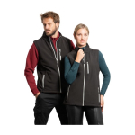 Unisex Softshell-Wesste aus Polyester und Elastan, 300 g/m2, Roly farbe marineblau Lifestyle-Bild 2