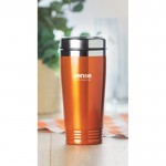 Farbig bedruckter Reisebecher Farbe orange Stimmungsbild mit Druck