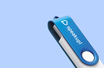 Weißer USB-Stick mit Logo auf dem blauen Gehäuse